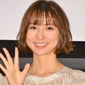 篠田麻里子、タイトトップスで美ボディ強調「離婚しない男」オフショットに「セクシー」の声 画像