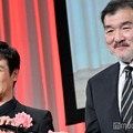 「デジタル・コンテンツ・オブ・ジ・イヤー'23／第29回AMDアワード」授賞式に出席した堺雅人、福澤克雄監督（C）モデルプレス