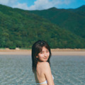 斉藤里奈、ヘルシー美ボディ際立つ水着姿でニッコリ！五島列島の自然の中で透明感あふれる魅力を発揮