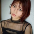 話題の「ウマ娘」声優・松岡美里、シースルーワンピでクールな眼差し “いつもと違った姿”見せる 画像