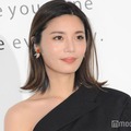 島袋聖南、白ビキニ姿で美谷間披露「憧れのスタイル」「首筋綺麗」と話題 画像