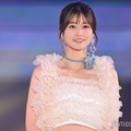 生見愛瑠、ウエストちら見せ チュールフリルで華やかに【GirlsAward 2024 S／S】 画像