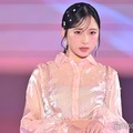 AKB48小栗有以、透け感シャツで春のワントーンコーデ 花びらメイクも可愛い【GirlsAward 2024 S／S】 画像