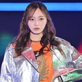 乃木坂46梅澤美波、ミニスカ×厚底サンダルで美脚披露【GirlsAward 2024 S／S】 画像