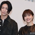 囲み取材に出席した亀梨和也、石原さとみ（C）モデルプレス