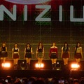 NiziU、トロッコで客席接近 野外ステージで美声響かす【KCON JAPAN 2024／Mカ】 画像