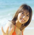 まるぴ、美ボディ際立つ水着姿 爽やかな沖縄グラビアで「週刊FLASH」初表紙 画像