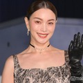 蛯原友里、双子の妹＆母との“顔出し”3ショットに反響「そっくり」「美しすぎる母娘」 画像