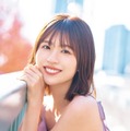 日向坂46松田好花、美肩ライン際立つキャミワンピ姿 1st写真集「振り向いて」アザーカット先行公開 画像