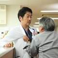 （左から）大森南朋、おかやまはじめ「マウンテンドクター」第3話より（C）カンテレ