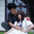 成田凌、吉川愛「降り積もれ孤独な死よ」第4話より（C）井龍一・伊藤翔太／講談社（C）ytv