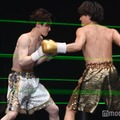 激しく闘い合う渡辺翔太、森本慎太郎／ゲネプロより（C）モデルプレス