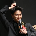 ハイヒールモモコには好評の自身のギャグ「うまキング！」を全力披露する小島健（C）モデルプレス