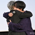 今日で3回目のハグを交わす長谷川慎、古屋呂敏（C）モデルプレス