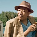 麻生久美子、塙宣之／新TVCM「スパイシーチキンマックナゲット黒胡椒ガーリック『大人はつらいよ登場』篇」より（提供写真）