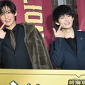 素早くポーズをキメる目黒蓮、ポーズの向き間違えを観客にツッコまれる佐野勇斗（C）モデルプレス