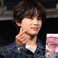 指ハートを出す草川拓弥（C）モデルプレス