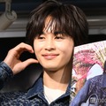ハートポーズをリクエストされる草川拓弥（C）モデルプレス