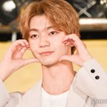 両手でハートをリクエストされた吉澤要人（C）モデルプレス