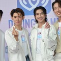マーチ＝チュターウット・パッタラガムポン、フルーク=ナタット・シリポントーン、ユド=タンタット・ターリンピロムら共演者に「ゴイゴイスー」を教え込んでいた向井康二（C）モデルプレス