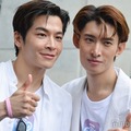 仲良しげに談笑していたマーチ＝チュターウット・パッタラガムポン、向井康二（C）モデルプレス