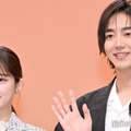 「やぶさかではございません」記者会見に出席した松村沙友理、駒木根葵汰（C）モデルプレス