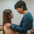 紺野彩夏、鈴木仁「復讐カレシ～溺愛社長の顔にはウラがある～」第5話（C）「復讐カレシ～溺愛社長の顔にはウラがある～」製作委員会・MBS