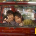 広瀬すず、宮崎あおい／新TVCM「マックカフェ寄り道マック 夜のドライブ」篇より（提供写真）