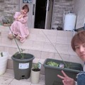 第5子妊娠中の辻希美、夫・杉浦太陽の“家庭菜園”SHOT公開「私は見てただけ」「成長を楽しみにしています」