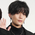 八木勇征、スーツ姿で佇むドラマオフSHOTにファンうっとり「スタイルいい」「ビジュ美しすぎる」