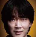 綾野剛「でっちあげ　～殺人教師と呼ばれた男」ティザービジュアル（C）2007 福田ますみ／新潮社（C）2025「でっちあげ」製作委員会