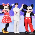 「ディズニー・オン・アイス “Magic in the Stars”」記者発表会でミッキー＆ミニーに囲まれポーズを取る宮舘涼太（C）モデルプレス
