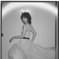 古川琴音、美背中チラリのドレスSHOT披露！ドイツ・フランクフルトを舞台に放つ唯一無二の輝き