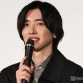 音尾琢真のイベント後の予定を心配してそわそわする道枝駿佑（C）モデルプレス
