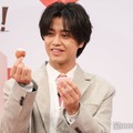 うどーなつを何個も頬張っていた高橋海人（C）モデルプレス