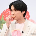 新CMでも高橋海人の後ろをチョロチョロついて行っている松村北斗（C）モデルプレス