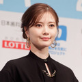 白石麻衣、色白美肌の接写SHOTにファン驚き「顔が綺麗すぎてビビった」「アップになる程美しい」