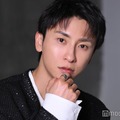 モデルプレスのインタビューに応じた與真司郎（C）モデルプレス