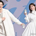 商品のおいしさが一目で伝わるように考えたポーズを披露する岡田将生、小芝風花（C）モデルプレス