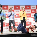 会見終了間際に「帰りたくな～い！」と寝転がりながらピースを決める丸山隆平（中央下）を見て、カメラマンに「撮って！撮って！」とアピールする横山裕、指を差して爆笑する大倉忠義、フラッシュが少なくて嘆く村上信五、丸山の珍事を近くで見守る安田章大（C）モデルプレス
