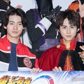 「爆上戦隊ブンブンジャーVSキングオージャー」完成披露舞台挨拶に出席した井内悠陽、酒井大成（C）モデルプレス