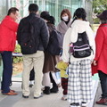 当日の入り口前のようす。入り口わきの木に薄いピンクの花が咲いているが、こちらは桜ではなくアーモンドの花