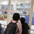 高度に自動化された数多くの機械やロボットが、それぞれの仕事を物凄いスピードでこなしていく