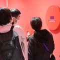 小さな子供も見やすいよう、高さの違う2つのモニターが用意されていた
