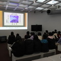 参加者は皆、映像に真剣に見入っていた