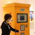 今でも動画を観ることができる「映画付きお菓子自動販売機」