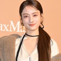 谷まりあ、色白美脚輝くミニスカ姿披露「お人形さんみたい」「珍しい」の声 画像