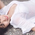 キャンプ系インフルエンサー・たにりか、透け感シャツから胸元がチラリ！グラマラスボディを大胆見せ 画像