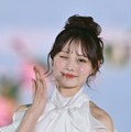 CANDY TUNE立花琴未、美スタイル輝く全身ホワイトコーデ “メンバーカラー”赤がアクセント【GirlsAward 2025SS】 画像