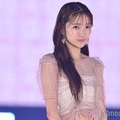 Girls2小川桜花、シアートップスで美肌透ける ほっそりウエストも披露【GirlsAward 2025SS】 画像